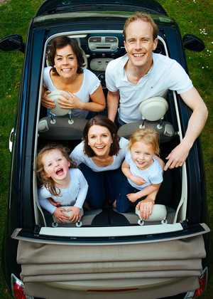 Mobilität,Kind in Graz,glückliche Familie,Auto,Kinder,Mann,Frau,Gemeinsamkeit,lachen,Elternschaft