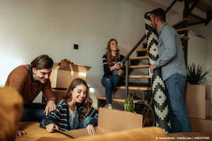 Freundinnen,Freundschaft,kostengünstig,Haushalt,mieten,miteinander,Packung,Pappkarton,zusammen,Profi